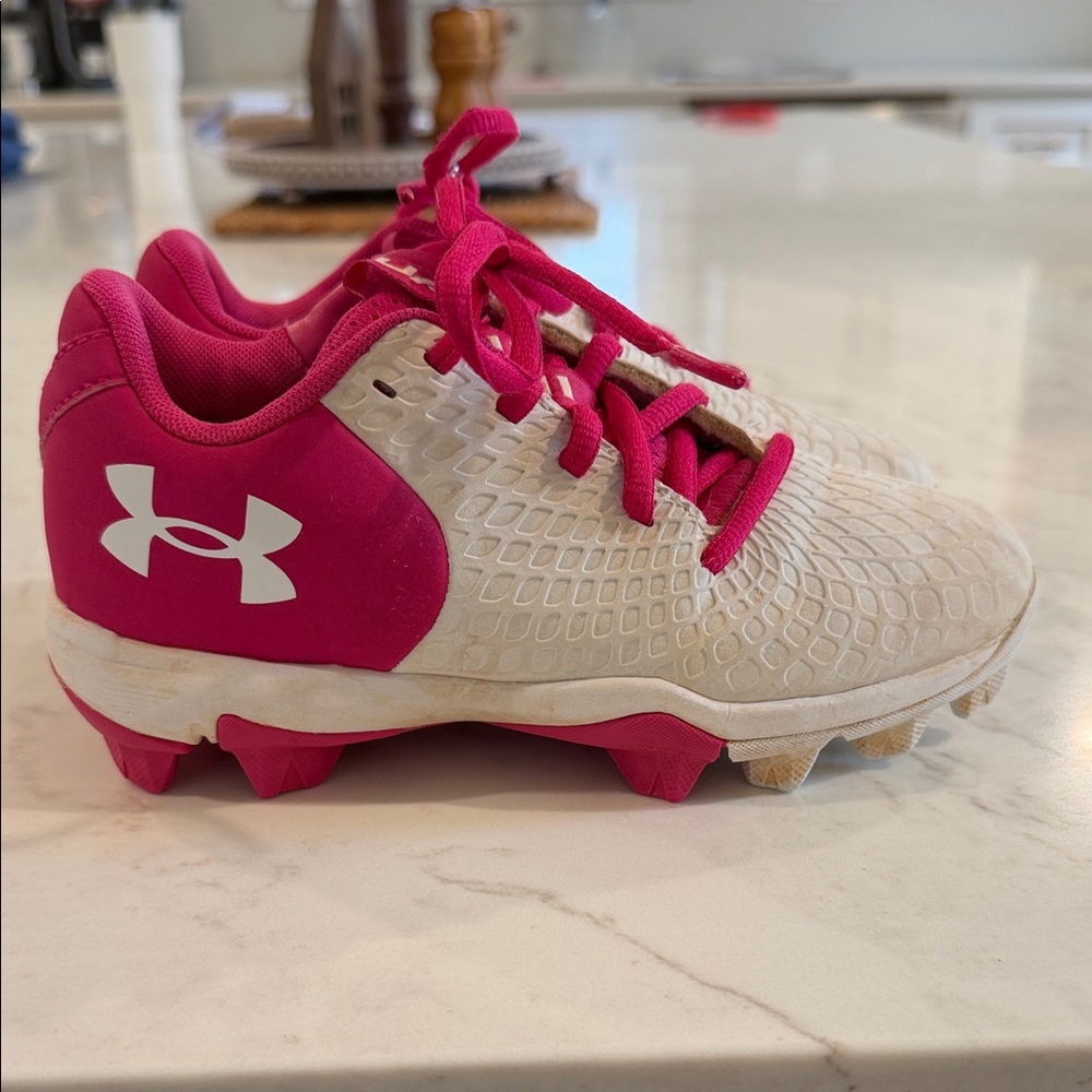 Under Armour Glyde 2 girls softball cleats